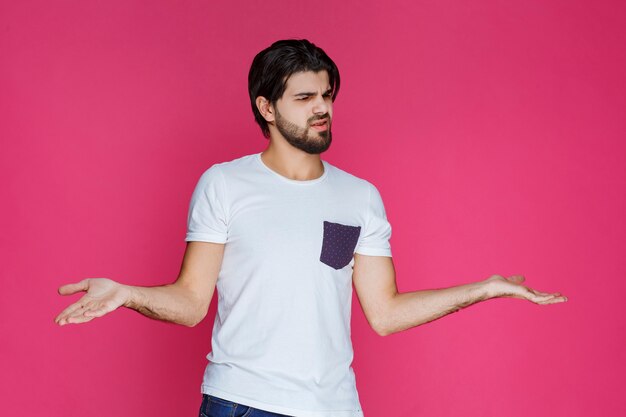 L'uomo con la barba sembra confuso e perso.