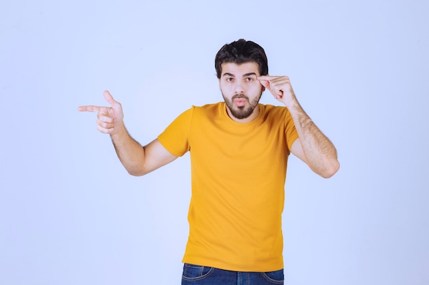 L'uomo con la barba sembra confuso e perso.