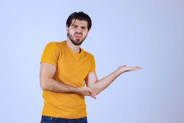 L'uomo con la barba sembra confuso e perso.