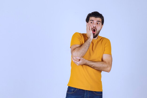 L'uomo con la barba sembra confuso e perso