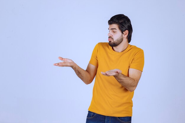 L'uomo con la barba sembra confuso e perso