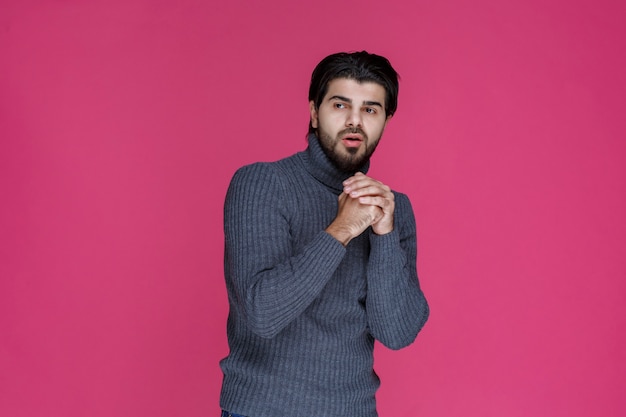 L'uomo con la barba sembra incerto e confuso