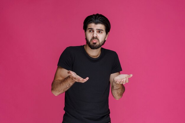 L'uomo con la barba sembra incerto e confuso