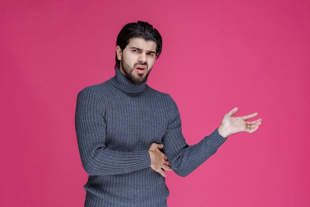 L'uomo con la barba sembra perso e pensieroso.