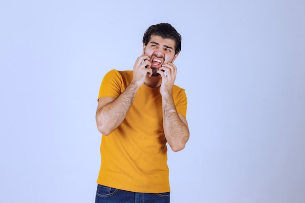 L'uomo con la barba sembra spaventato e spaventato