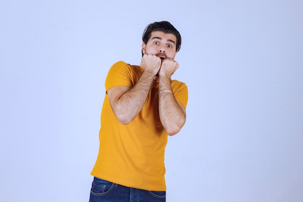 L'uomo con la barba sembra spaventato e spaventato