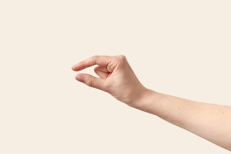 Foto gratuito l'uomo con la mano con i simboli di misurazione
