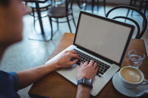 L&#39;uomo con laptop, mentre il caffè