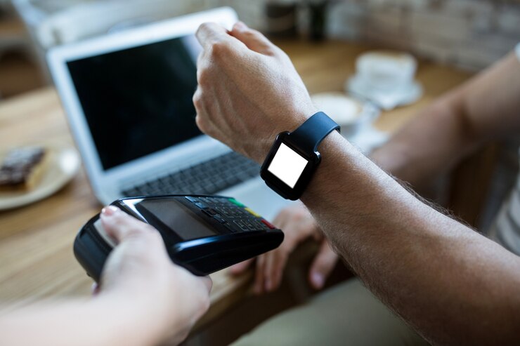 Foto gratuito l'uomo con orologio intelligente per la pay espresso