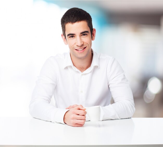 L&#39;uomo con un caffè