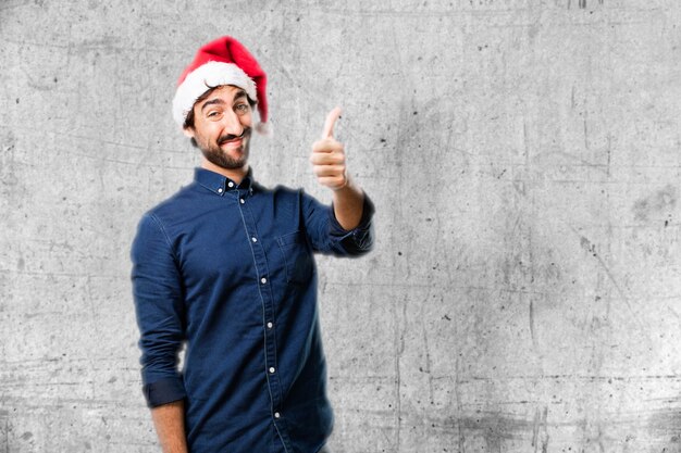 L&#39;uomo con un cappello della Santa con il pollice