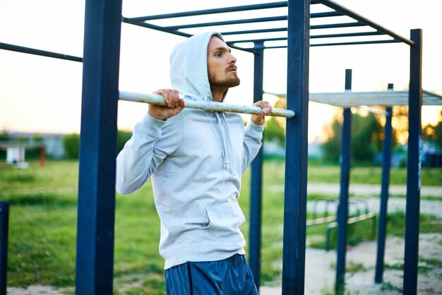 L&#39;uomo con un cappuccio tonificante nel parco