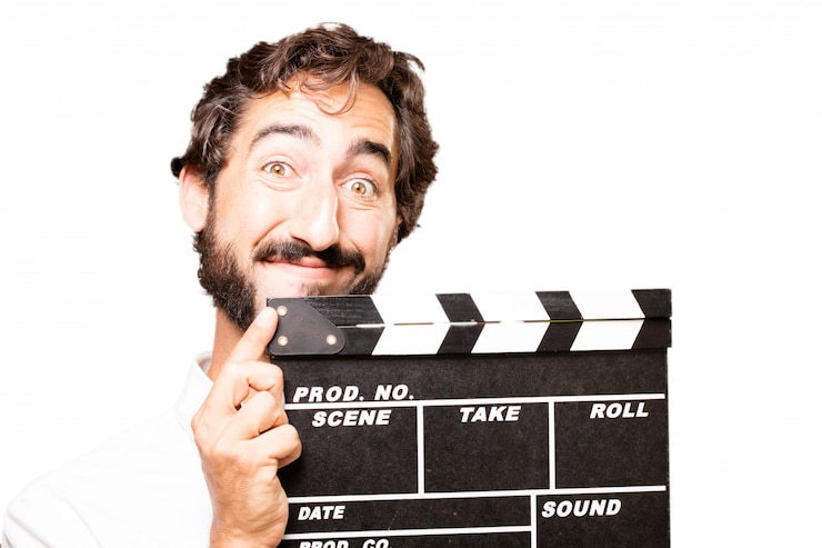 Foto gratuito l'uomo con un ciak cinematografico