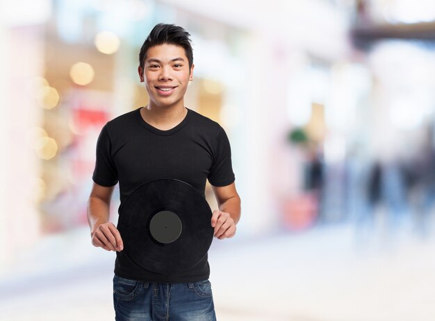 L&#39;uomo con un disco in vinile