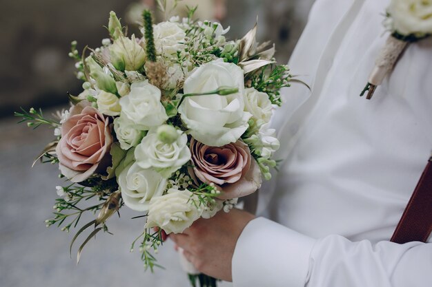 L&#39;uomo con un mazzo di fiori