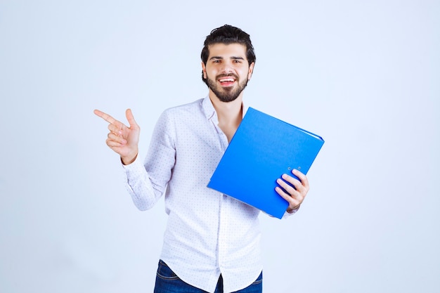 L'uomo con una cartella blu che presenta il suo collega a sinistra