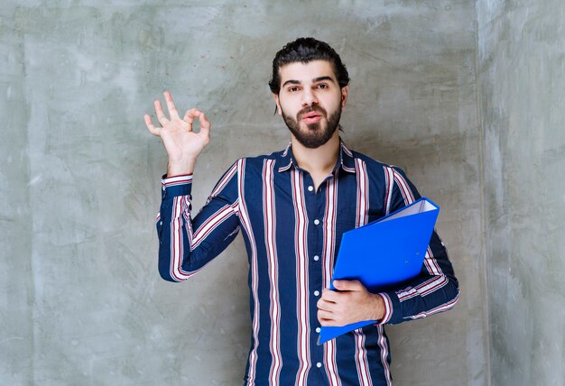 L'uomo con una cartella blu ha fatto un affare di successo.