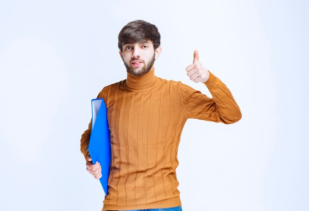 L'uomo con una cartella blu sembra potente e soddisfatto.