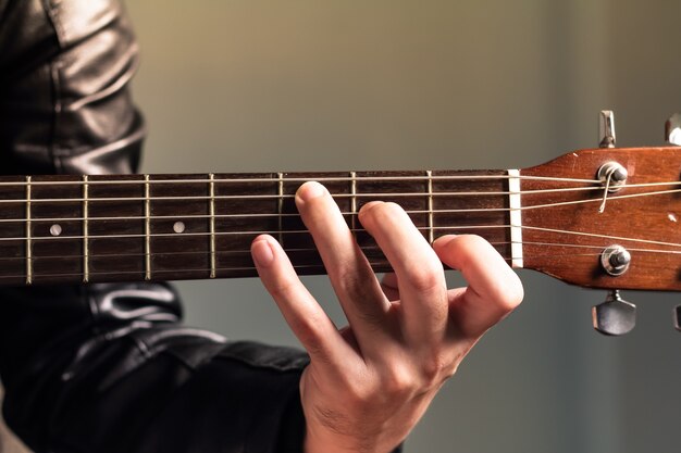 L&#39;uomo con una chitarra classica