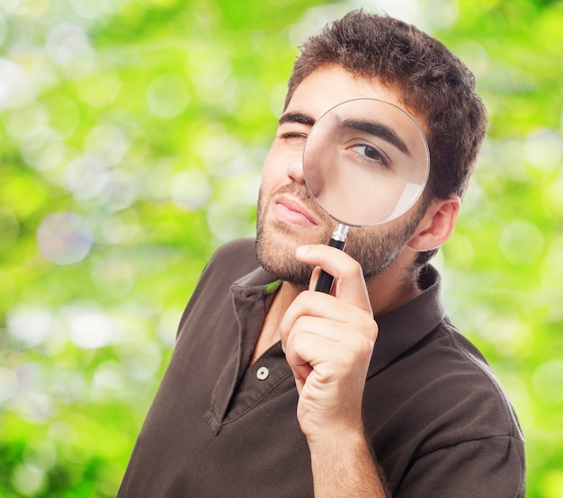 L&#39;uomo con una lente di ingrandimento