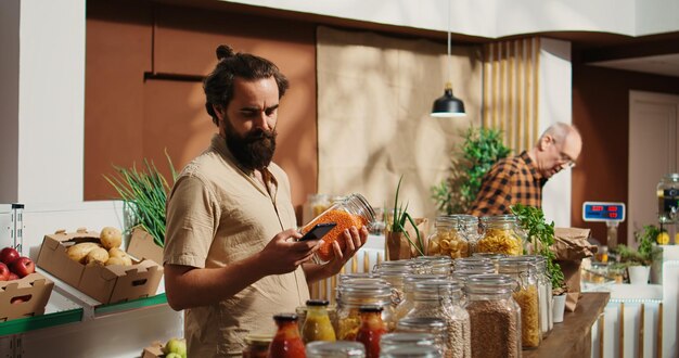 L'uomo controlla che le verdure online siano biologiche