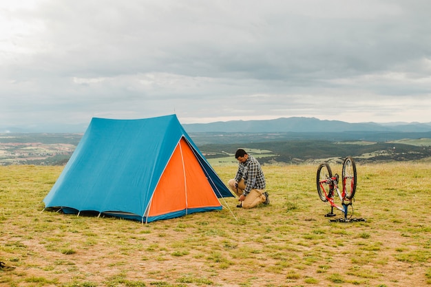 L&#39;uomo costruisce tenda