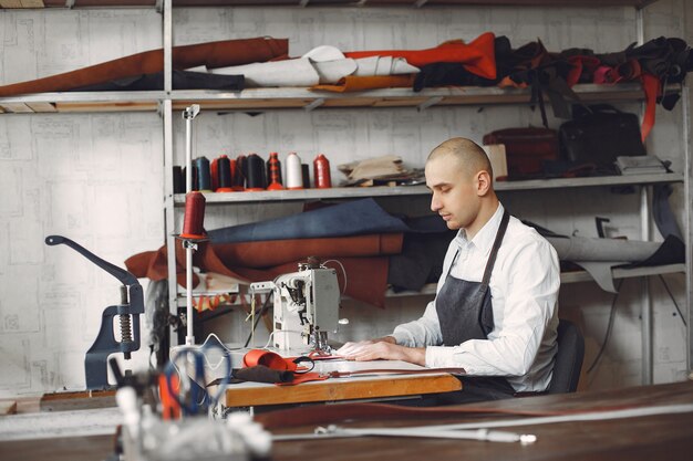 L'uomo crea articoli in pelle