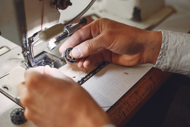 L'uomo crea articoli in pelle