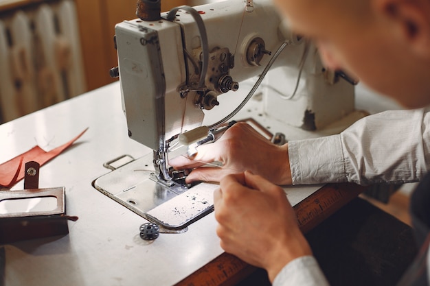 L'uomo crea articoli in pelle