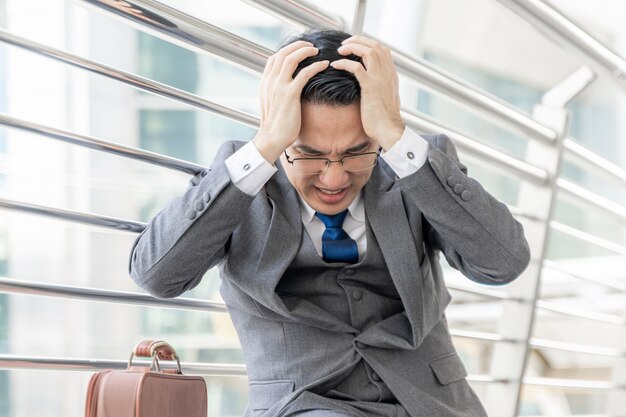 L'uomo d'affari è stressato dal lavoro, concetto di affari