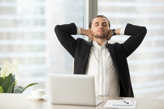 L&#39;uomo d&#39;affari gode della rottura dopo il buon lavoro fatto