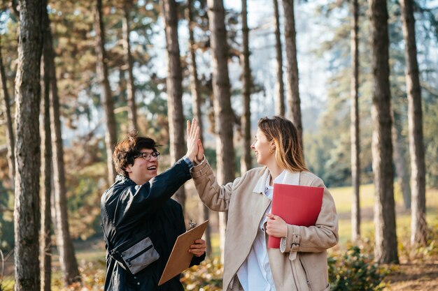 L'uomo dà la donna alta cinque nella foresta