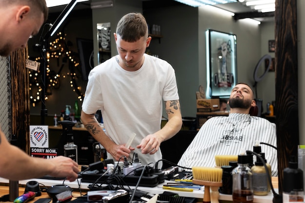 L'uomo dà un nuovo sguardo al negozio di barbiere