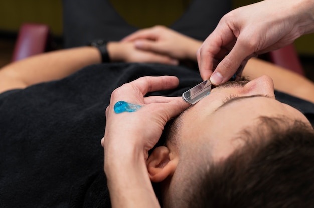 L'uomo dà un nuovo sguardo al negozio di barbiere