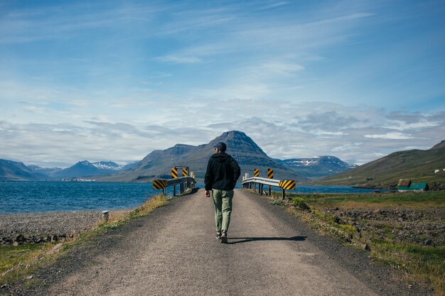 L'uomo del viaggiatore con lo zaino esplora l'Islanda