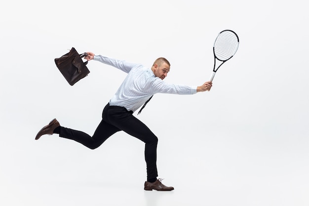 L'uomo dell'ufficio gioca a tennis su bianco