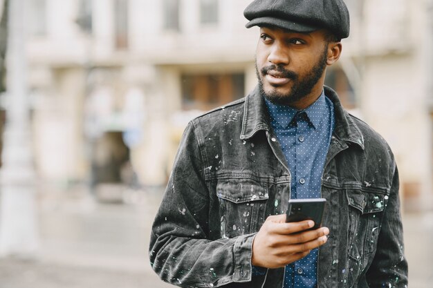 L'uomo della strada. Concetto di affari. Ragazzo con il cellulare.