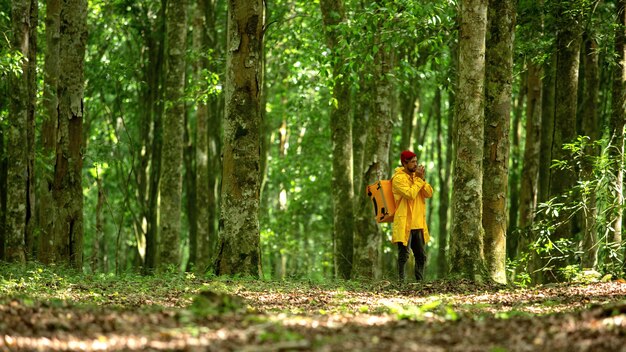 L'uomo delle consegne di cibo corre attraverso la foresta