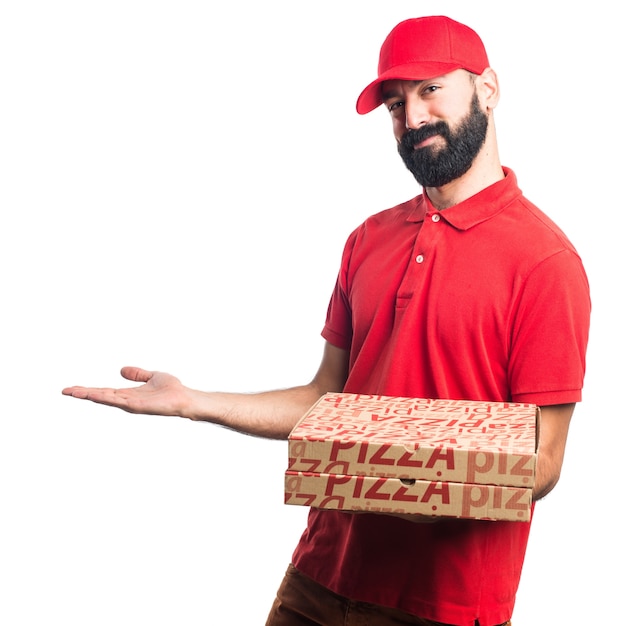 L&#39;uomo di consegna pizza presenta qualcosa
