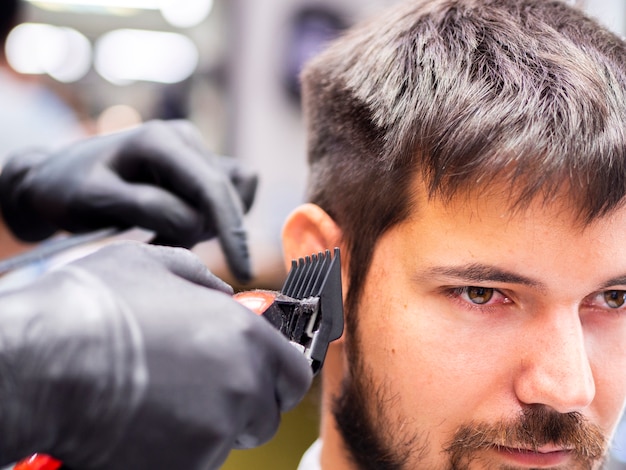 L'uomo distoglie lo sguardo e ottiene un taglio di capelli