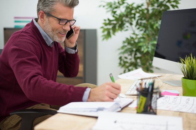 L'uomo durante il suo lavoro in ufficio