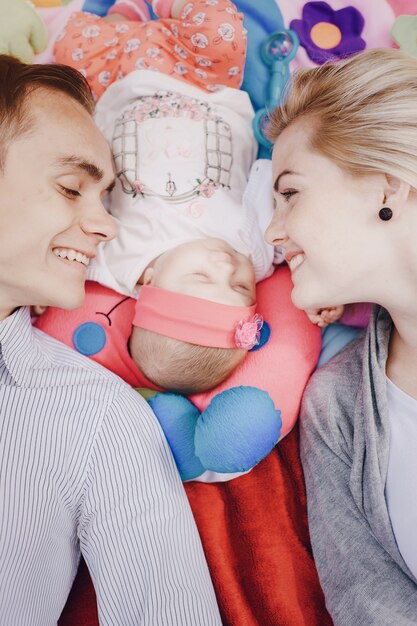 L&#39;uomo e la donna che guardano il loro bambino