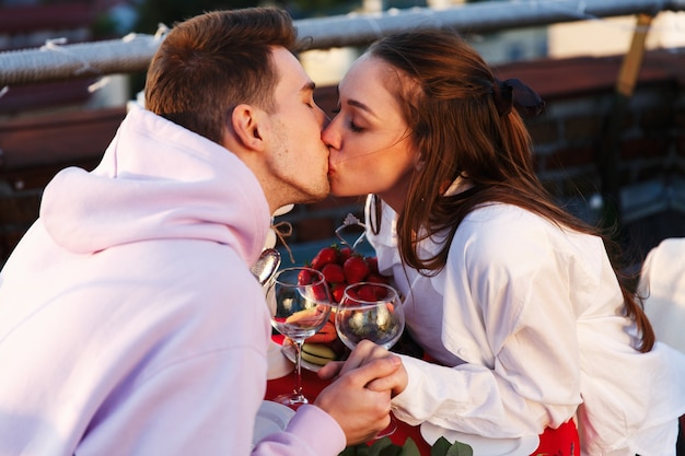 L&#39;uomo e la donna si tengono per mano e sorridono a una cena romantica