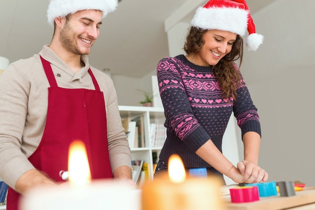 L&#39;uomo e la donna sorridente mentre cucinano