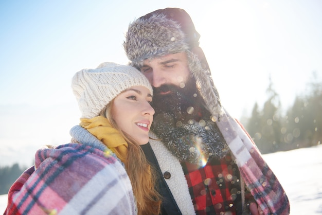 L'uomo e la sua amata donna sotto le coperte