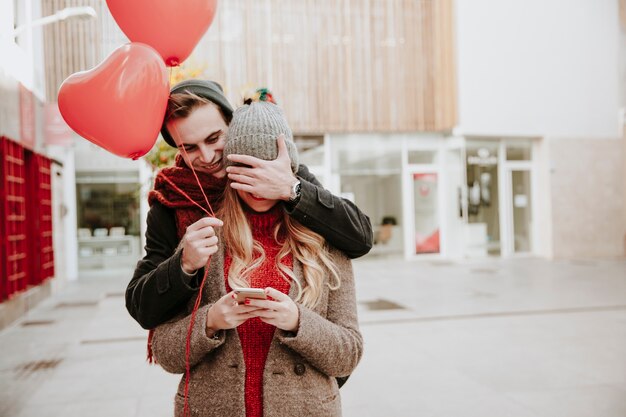 L&#39;uomo è una ragazza sorprendente con palloncini