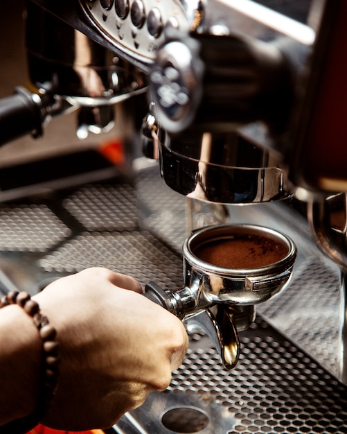 L'uomo fa il caffè in una macchina da caffè