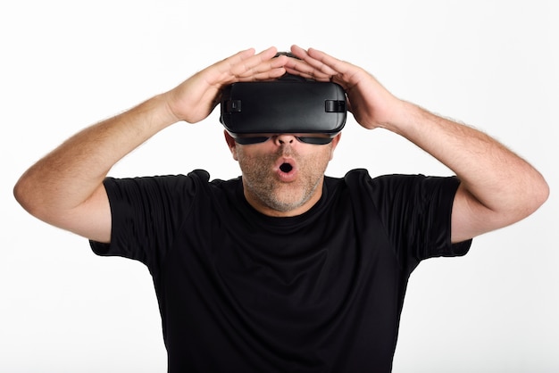 L&#39;uomo guarda in vetri di VR e gesticolano con le mani.