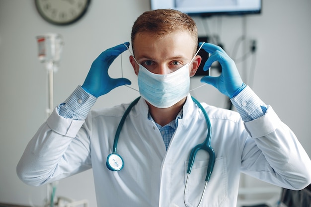 L'uomo guarda la telecamera. Studente pratica medicina. Infermiera in accappatoio e stetoscopio.