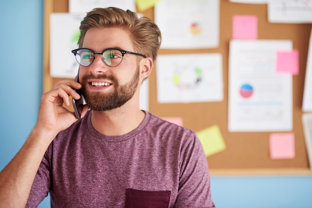 L'uomo impegnato parla al telefono